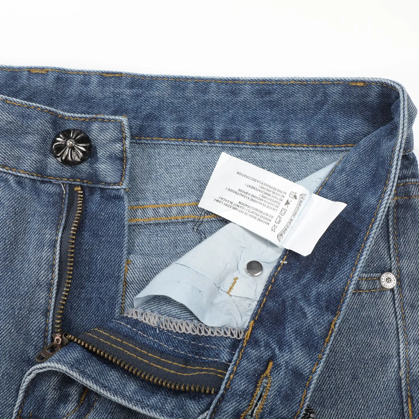 P240 Chrome hearts print stitching black leather classic washed jeans. Really restores the ultimate vintage texture. Three-dimensional version. Loose and comfortable, not picky on the figure. Looks taller and slimmer. Factory precision. Original factory quality control. Same style for men and women. Can be matched with couples. Versatile recommendation. Must-have jeans for all seasons. Fashionistas have been disappointed. From the quality selection of fabrics, the tailoring of details, and the matching of patterns, they are all impeccable! The upper body is so handsome when worn...it can be easily worn by men, women and children! The craftsmanship is made of heavy-duty washed pure cotton denim fabric. After washing, it is soft and thick. It is very stylish when worn on the body. Color: blue Size: 28 30 32 34 36